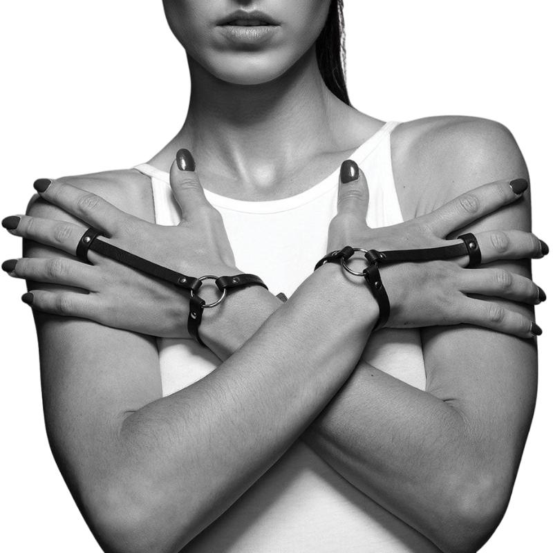 How the Bijoux Indiscrets Maze Hand Bracelet Harness looks like on the hands when worn